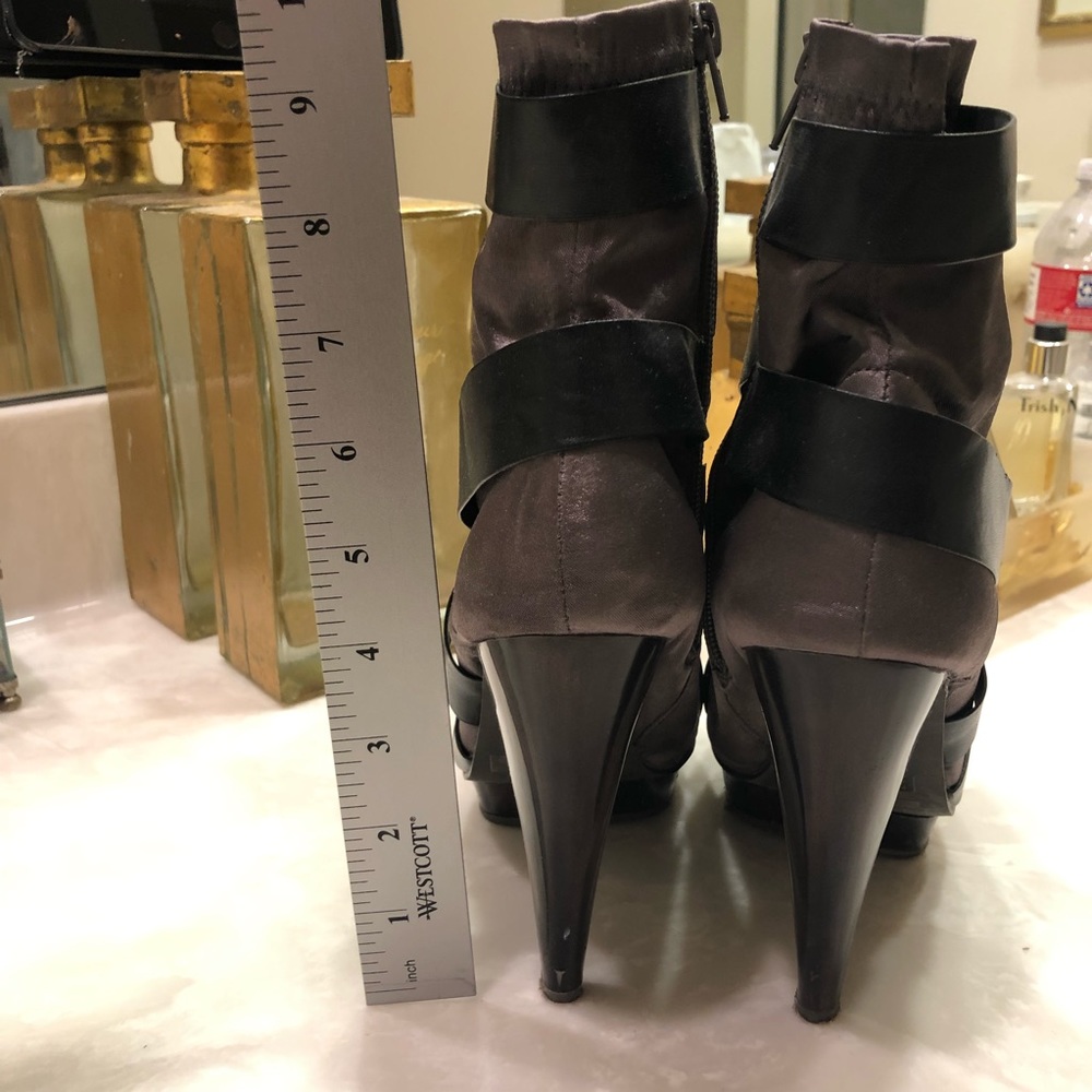 Dollhouse bootie, peep toe, stretch fabric, Sz 6.5 - Picture 4 of 10